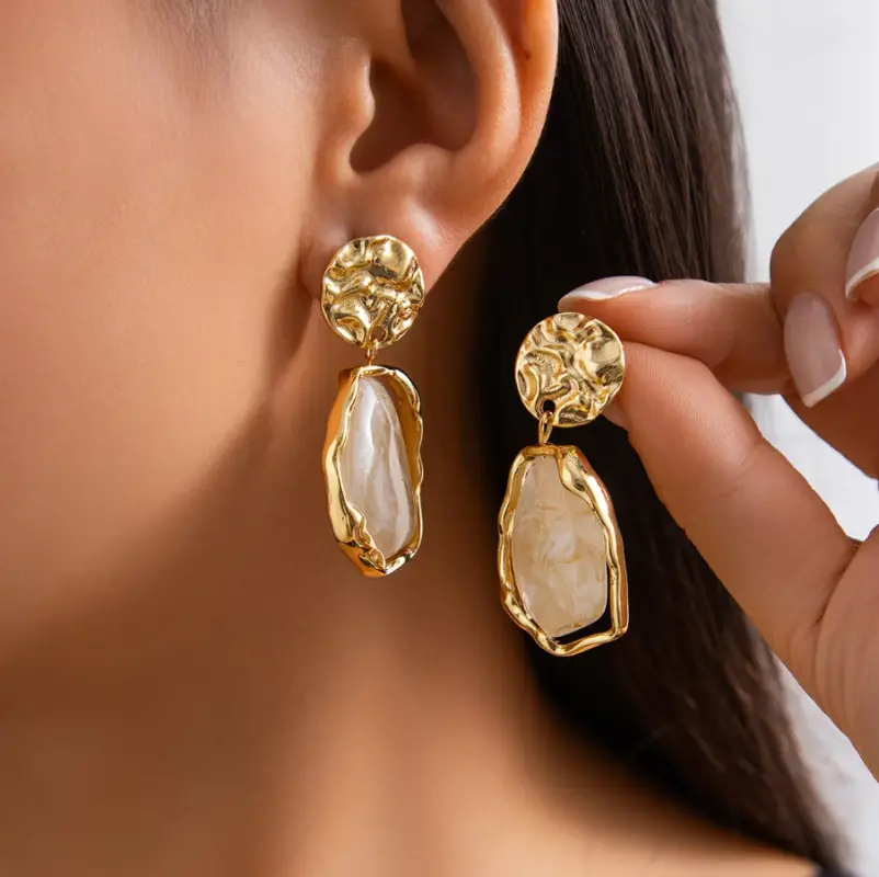 Серьги гвоздики с камнем золотистые