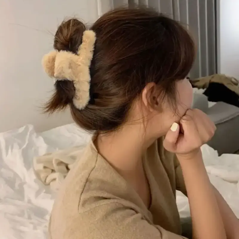 Крабик для волос пушистый молочный 12 см