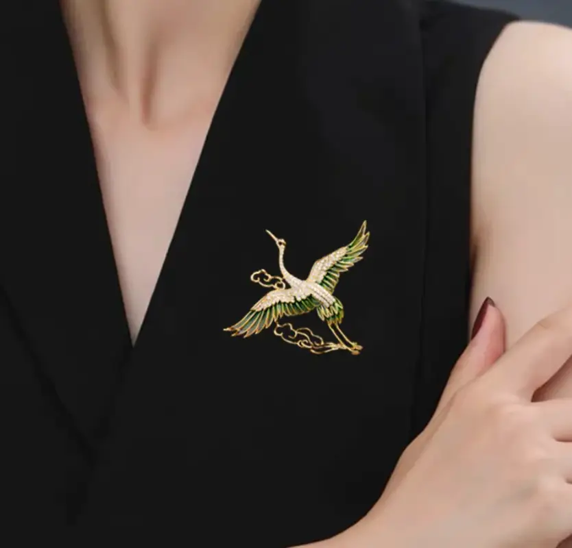 Брошь Журавль с кристаллами золотистый Брошь Журавль с кристаллами золотистый