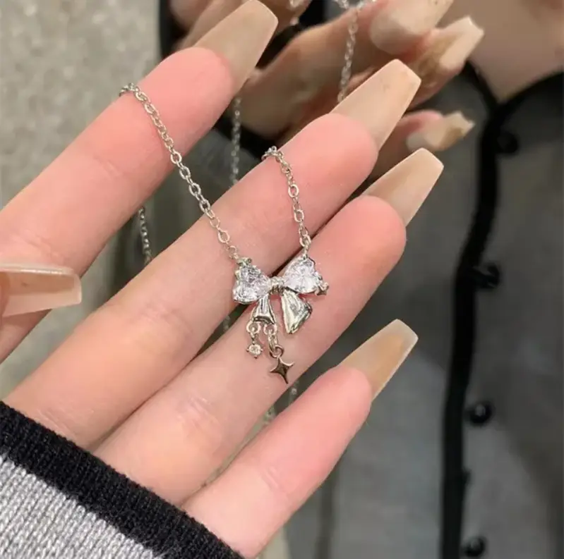 Подвеска на цепочке с камнем Бантик серебристая Подвеска на цепочке с камнем Бантик серебристая
