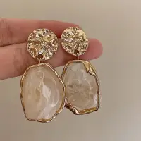 Серьги гвоздики с камнем золотистые