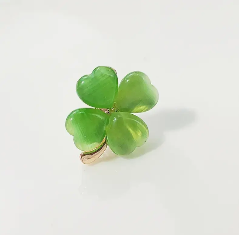 Брошь Клевер с камнем кошачий глаз зеленый золотистая