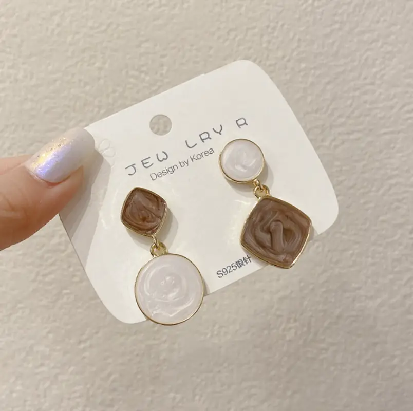 Клипсы круглые коричнево-бежевые эсаль