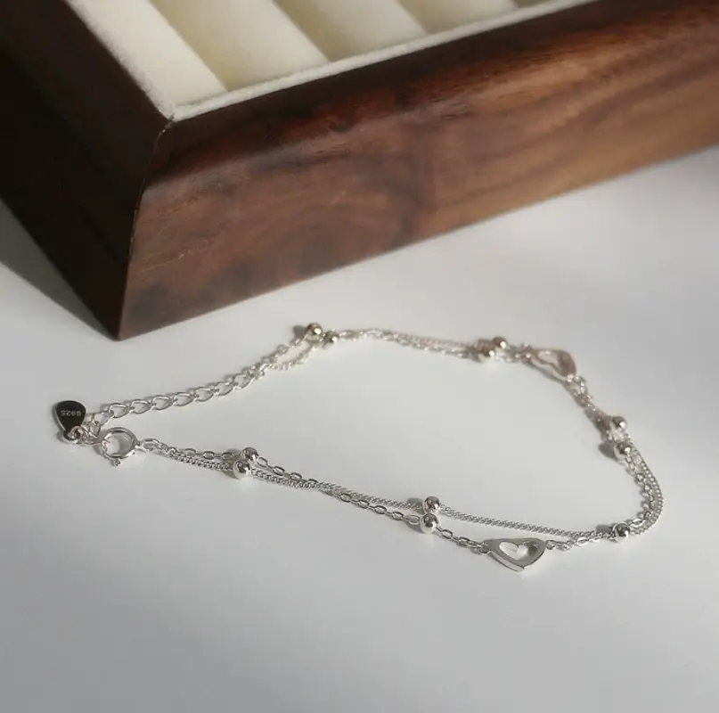 Браслет многослойный тонкий с сердечком серебристый