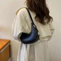 Сумка полумесяц маленькая экокожа черная