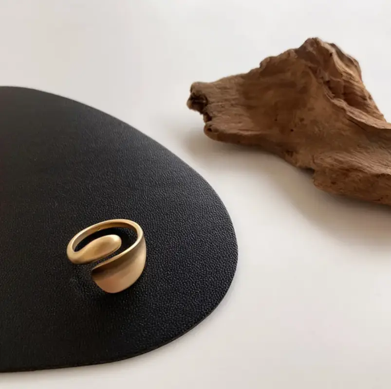 Кольцо Лепестки регулируемое матовое золотистое