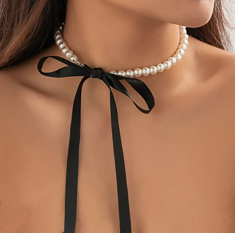 Чокер на шею из жемчуга с черным бантом