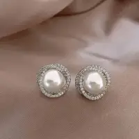 Серьги гвоздики с жемчугом и кристаллами серебристые