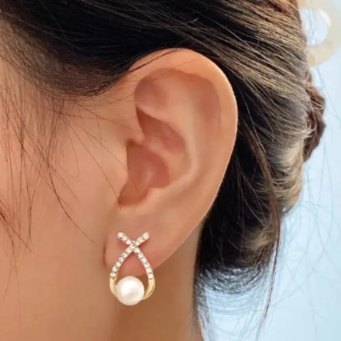 Серьги с камнями и искусственным жемчугом золотистые Серьги с камнями и искусственным жемчугом золотистые