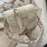 Сумка кросс-боди на плечо меховая белая