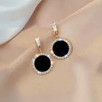 Серьги пусеты с камнями и черной вставкой золотистые