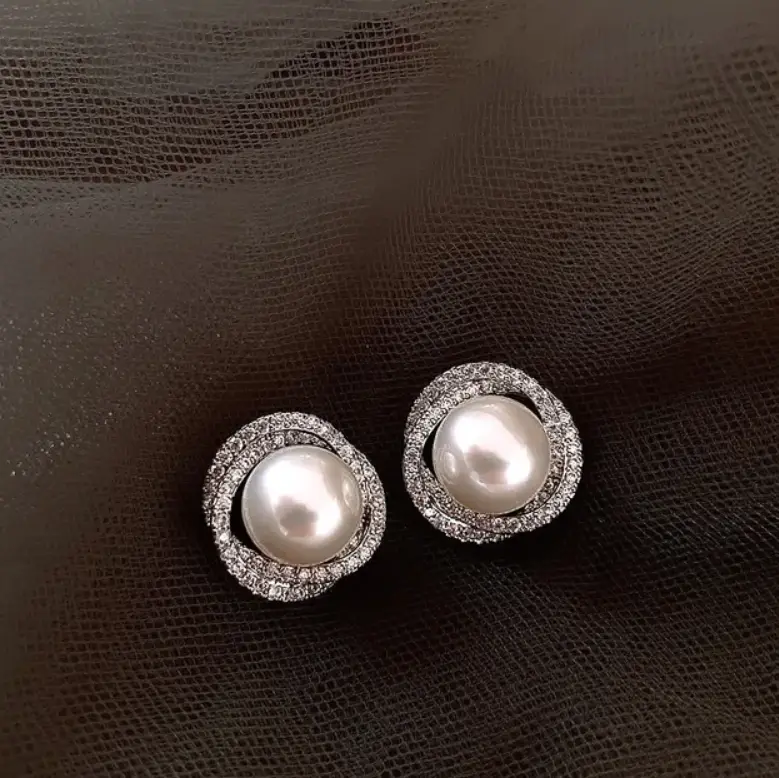 Серьги гвоздики с жемчугом и кристаллами серебристые