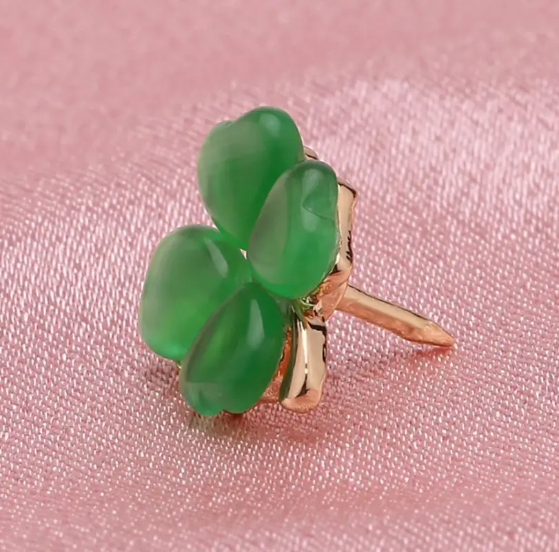 Брошь Клевер с камнем кошачий глаз зеленый золотистая