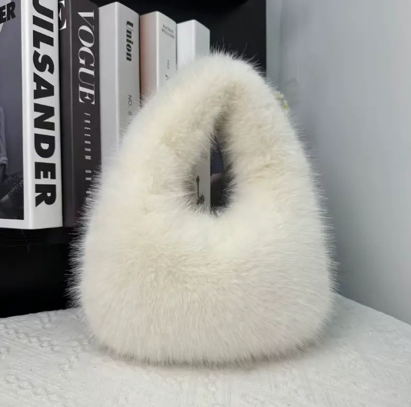 Сумка меховая на плечо зимняя белая Сумка меховая на плечо зимняя белая