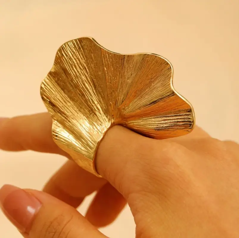Кольцо массивное Лепесток регулируемое золотистое
