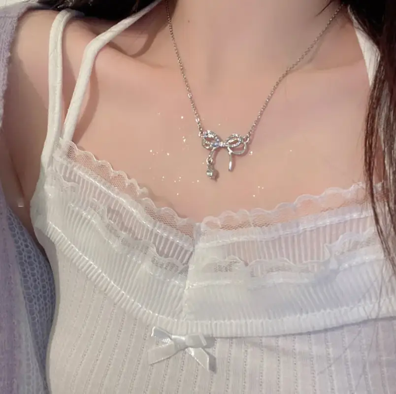 Подвеска Бантик с кристаллами на цепочке