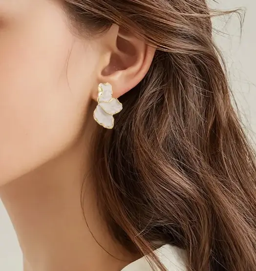 Серьги гвоздики массивные Цветы эмаль молочные золотистые