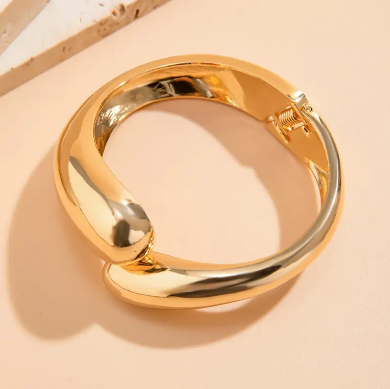 Браслет широкий ретро регулируемый золотистый