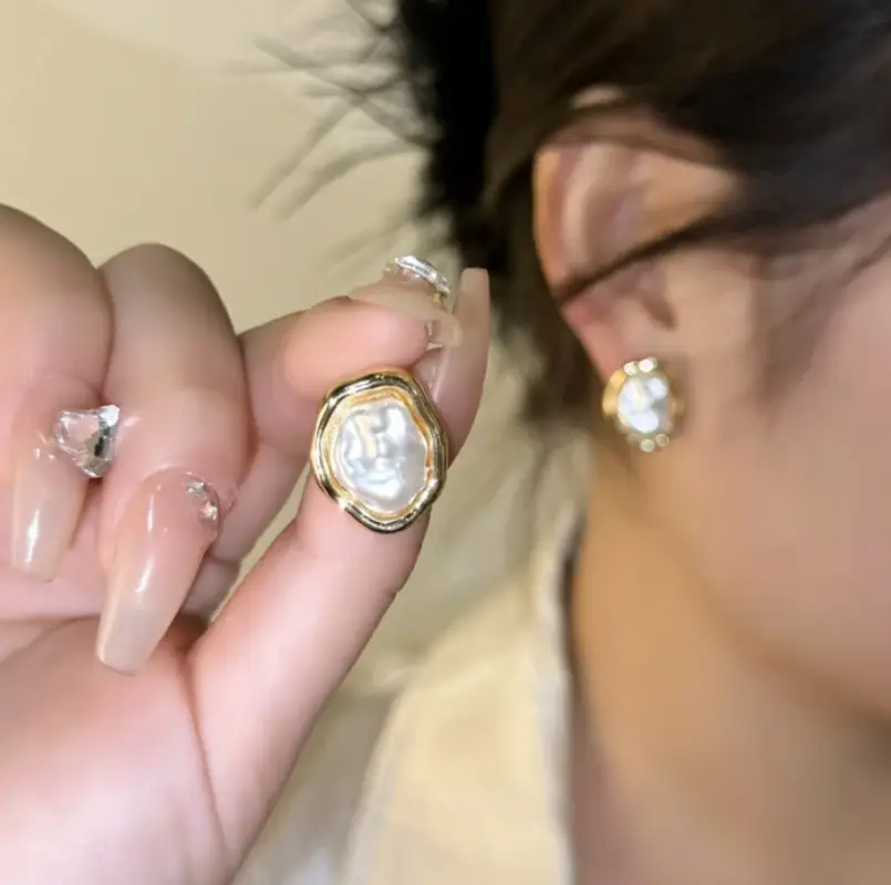 Серьги-гвоздики с искусственным жемчугом золотистые