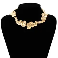 Колье на шею Помятый металл золотистое