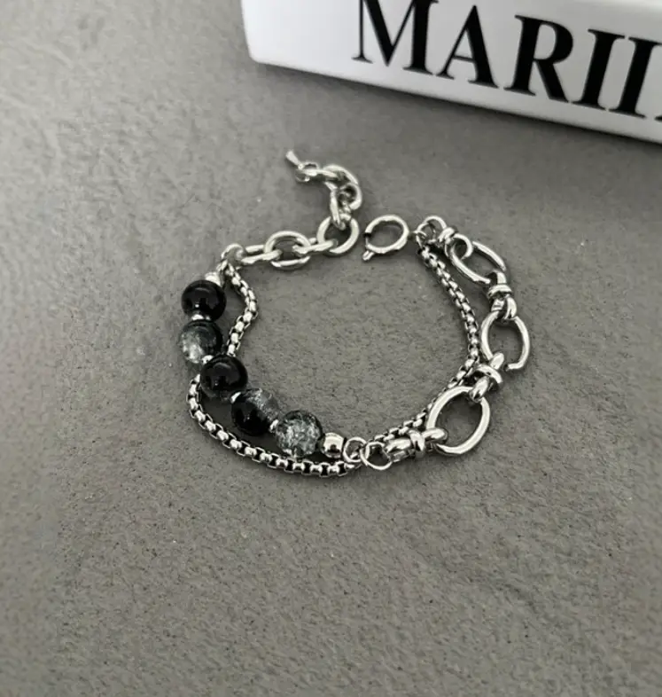 Браслет на руку из камней с цепочкой темный