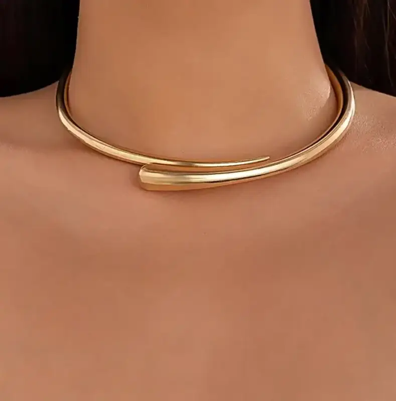 Чокер на шею жесткий золотистый