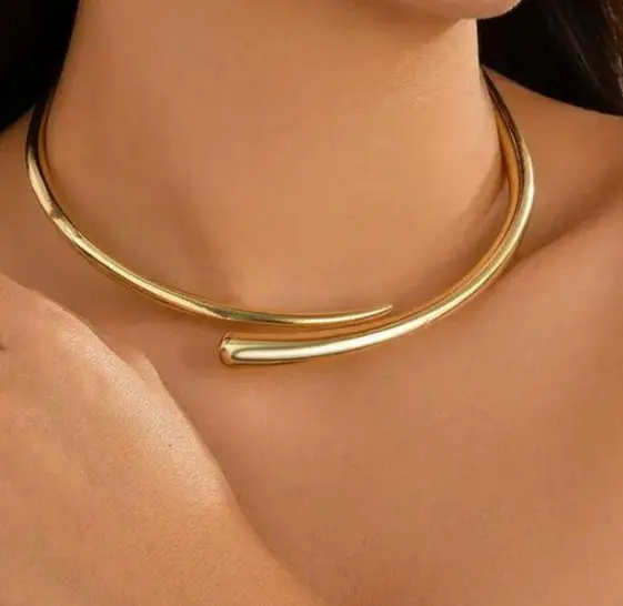Чокер на шею жесткий золотистый