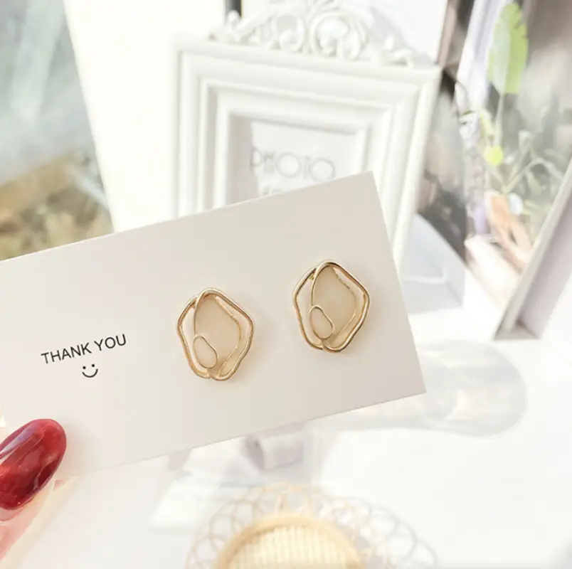 Серьги гвоздики бежевые