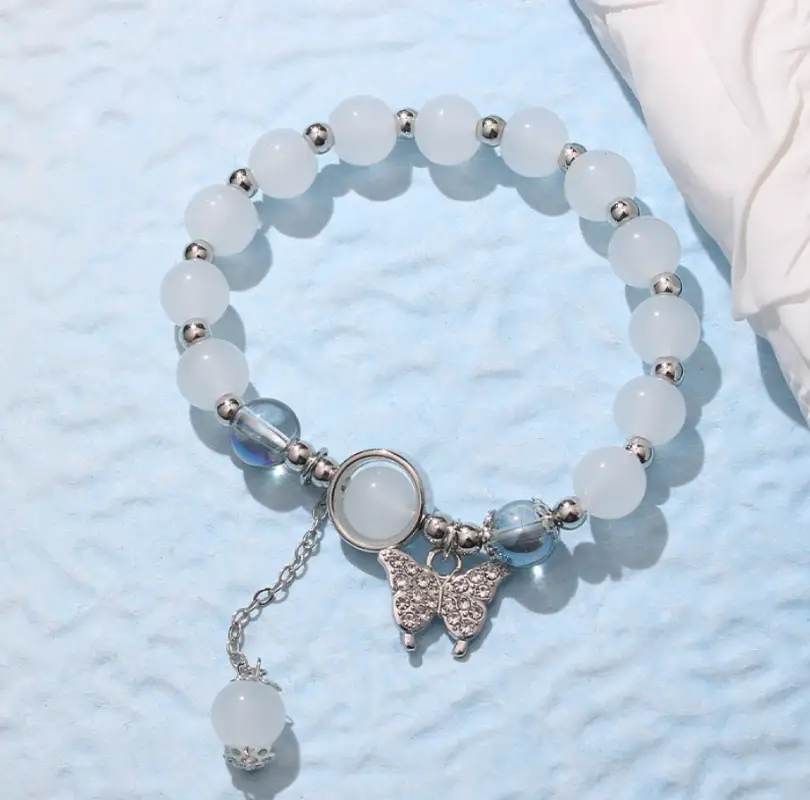 Браслет на руку из камней с подвеской Бабочка белый