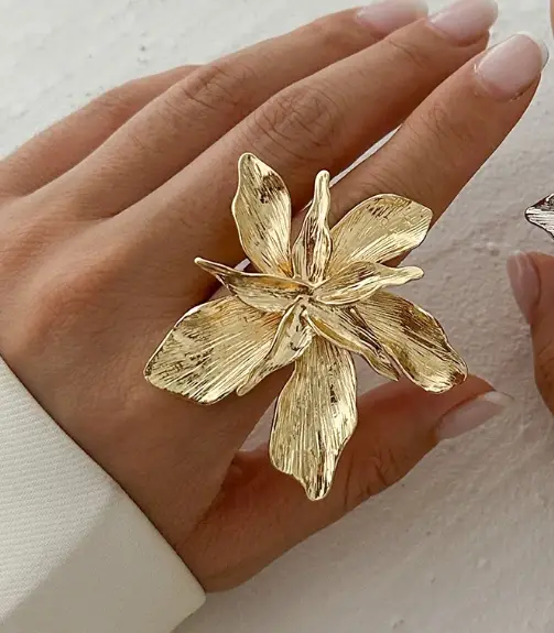 Кольцо массивное Цветок регулируемое золотистое