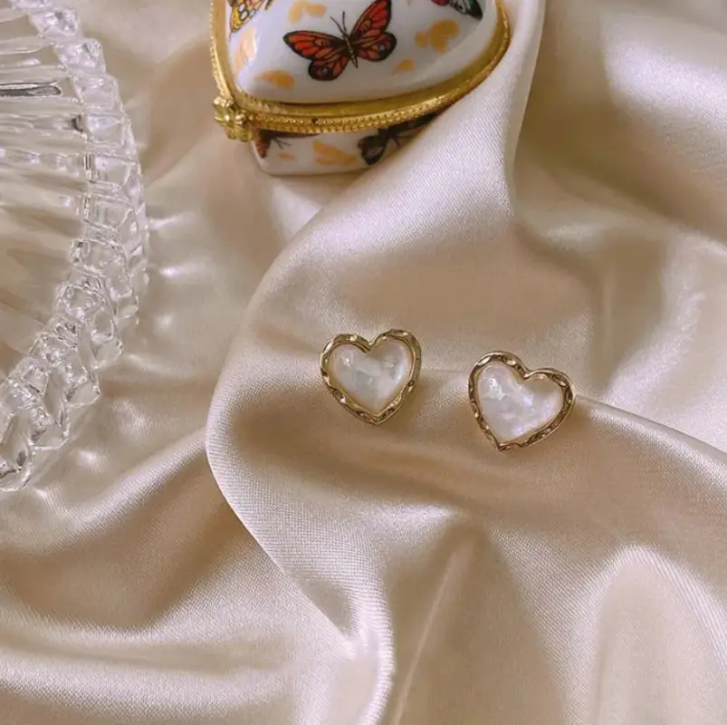 Серьги гвоздики Сердечки перламутровые золотистые