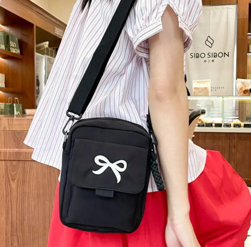 Сумка кросс-боди с бантиком черная Сумка кросс-боди с бантиком черная