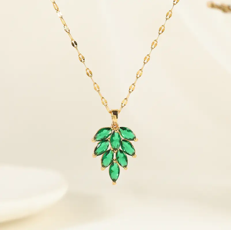 Подвеска на цепочке из зеленых камней Листья золотистая