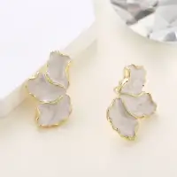 Серьги гвоздики массивные Цветы эмаль молочные золотистые