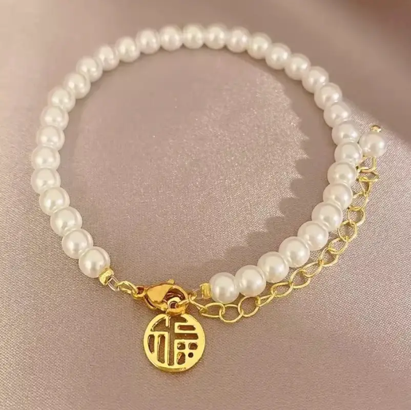 Браслет из жемчужных бусин с золотистой вставкой Браслет из жемчужных бусин с золотистой вставкой