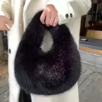 Сумка на плечо меховая зимняя черная