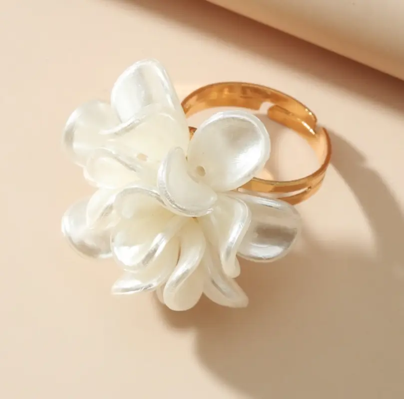 Кольцо массивное Цветок белый жемчужный