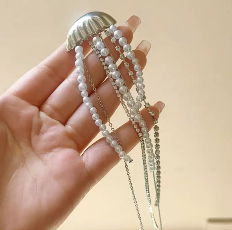 Брошь Медуза со стразами и жемчугом 20 см