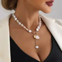 Колье на шею с жемчугом и застежкой золотистое