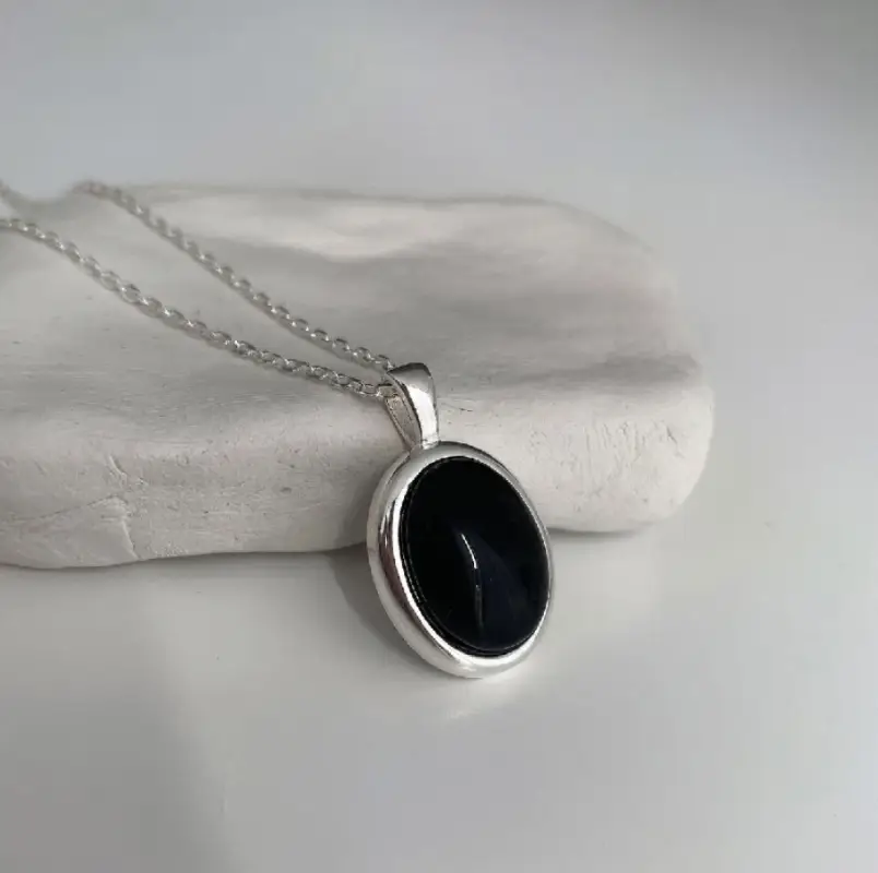 Подвеска на цепочке с чёрным камнем серебристая Подвеска на цепочке с чёрным камнем серебристая