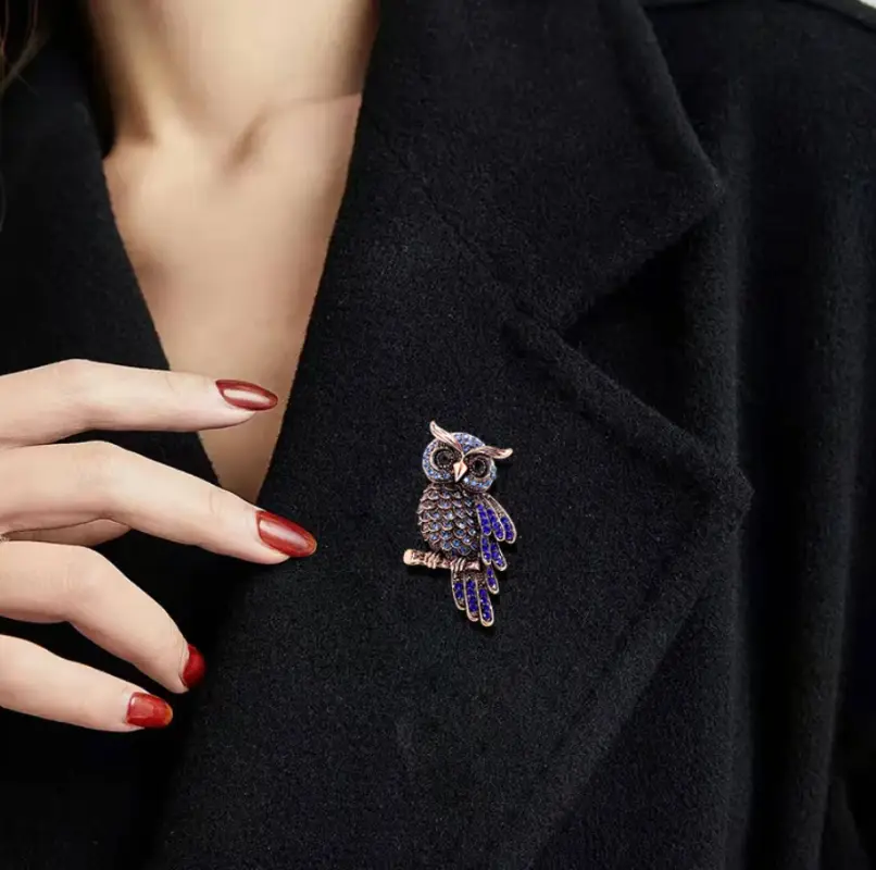 Брошь Сова с голубыми и синими камнями Брошь Сова с голубыми и синими камнями