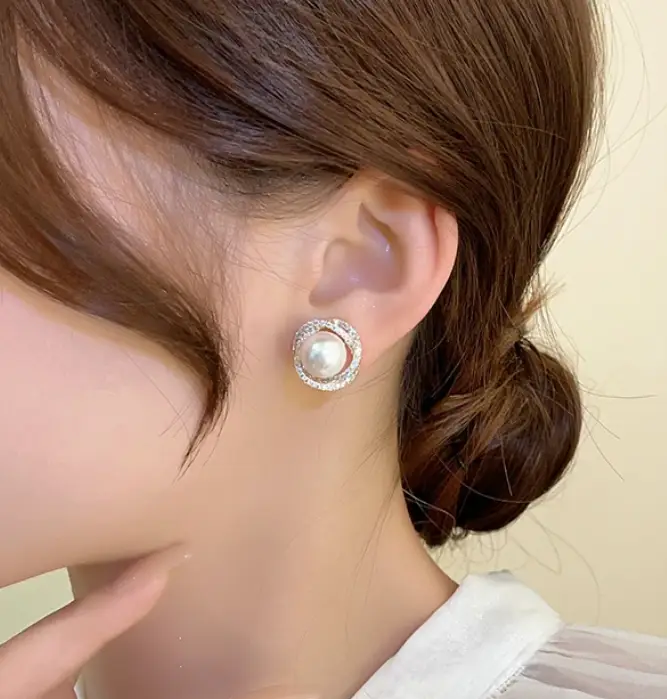 Серьги гвоздики с жемчугом и кристаллами серебристые