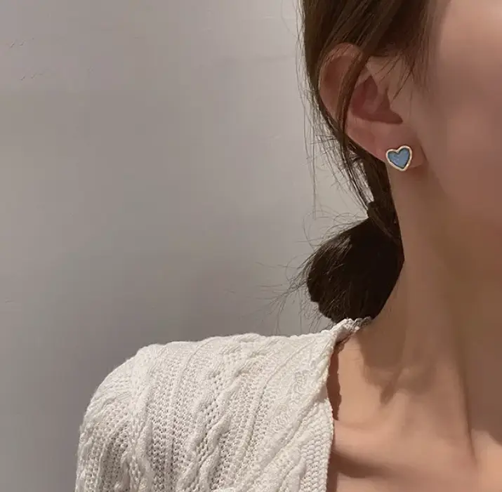 Серьги гвоздики Голубые сердечки серебристые