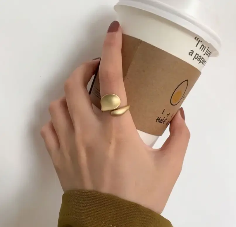 Кольцо Лепестки регулируемое матовое золотистое