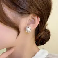 Серьги гвоздики с жемчугом и кристаллами серебристые