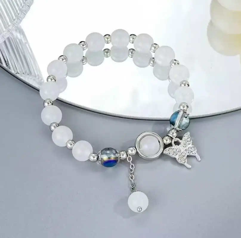 Браслет на руку из камней с подвеской Бабочка белый