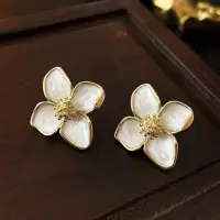 Серьги гвоздики Цветочки эмаль белая золотистые