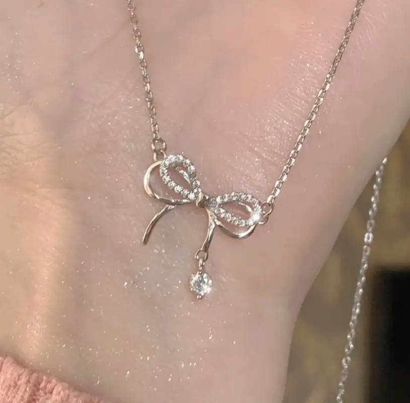 Подвеска Бантик с кристаллами на цепочке