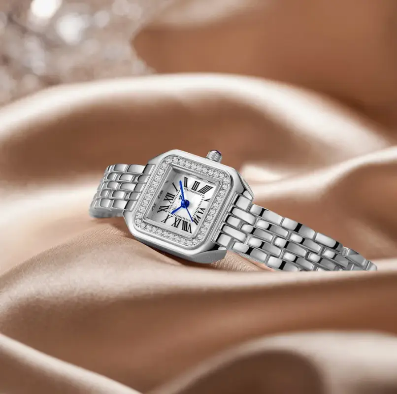 Часы женские наручные со стразами кварцевые серебристые Часы женские наручные со стразами кварцевые серебристые