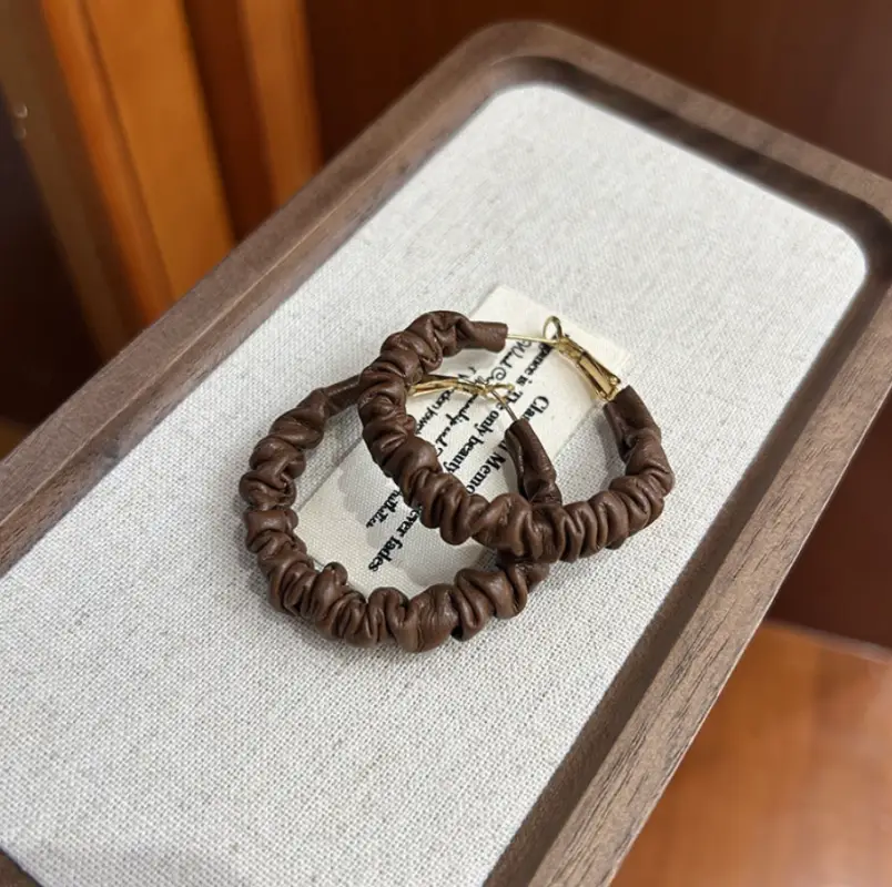 Серьги кольца из экокожи коричневые